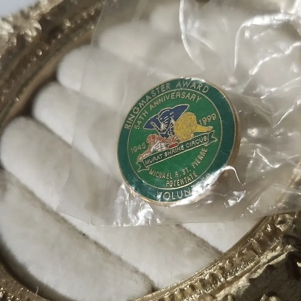 Ringmaster Award Green and Gold Volunteer Pin Murat Shriners